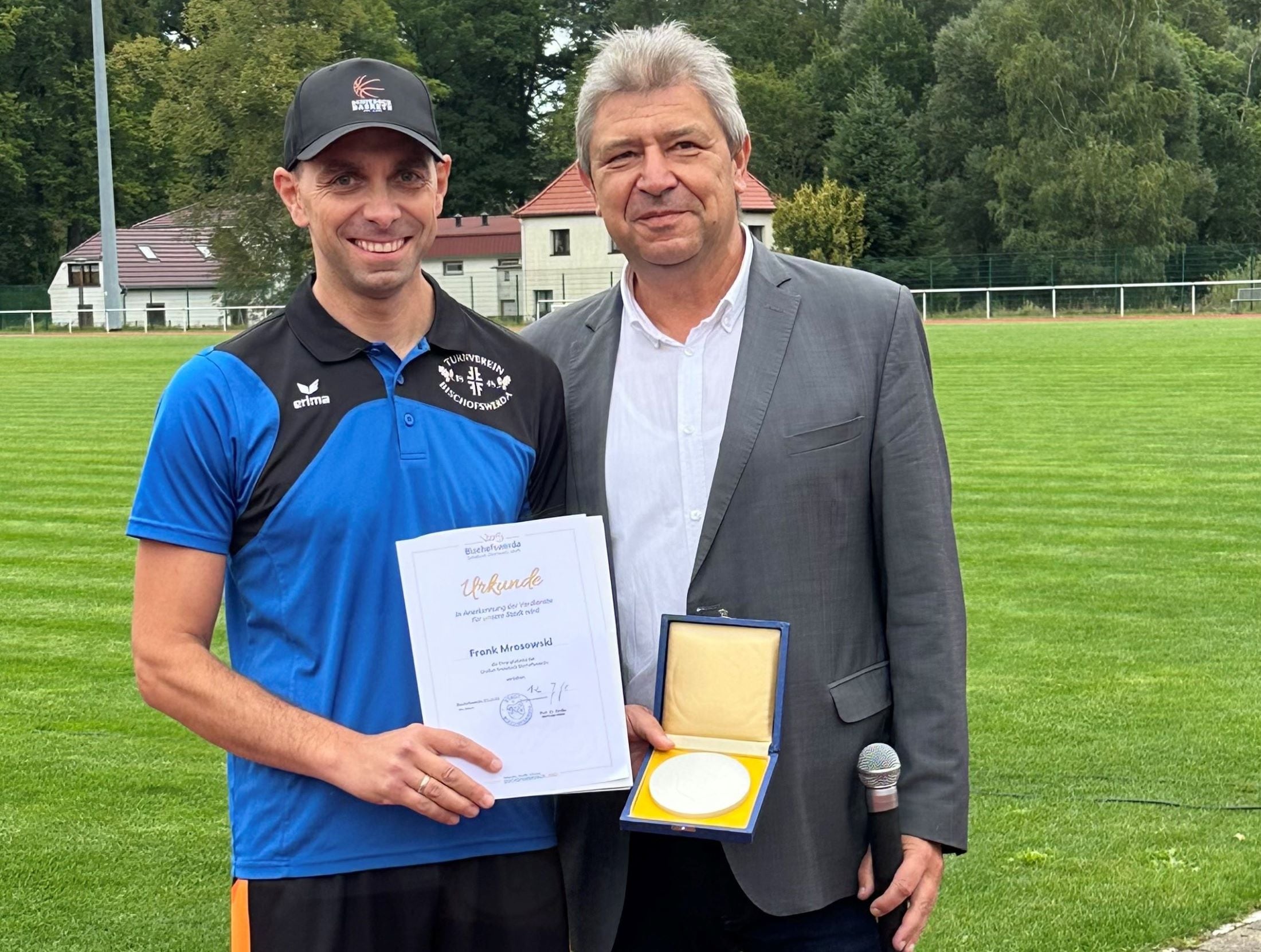 Oberbürgermeister Holm Große (rechts) überreichte Frank Mroswoski beim traditionellen Oberlausitzer Zwiebellauf des TV 1848 Bischofswerda e. V. im Wesenitzsportpark die Ehrenplakette.