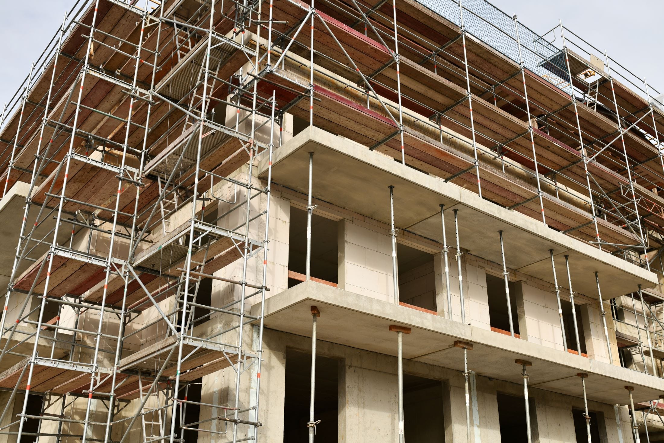 Mehrgeschossiger Wohnungsrohbau mit Gerüs
