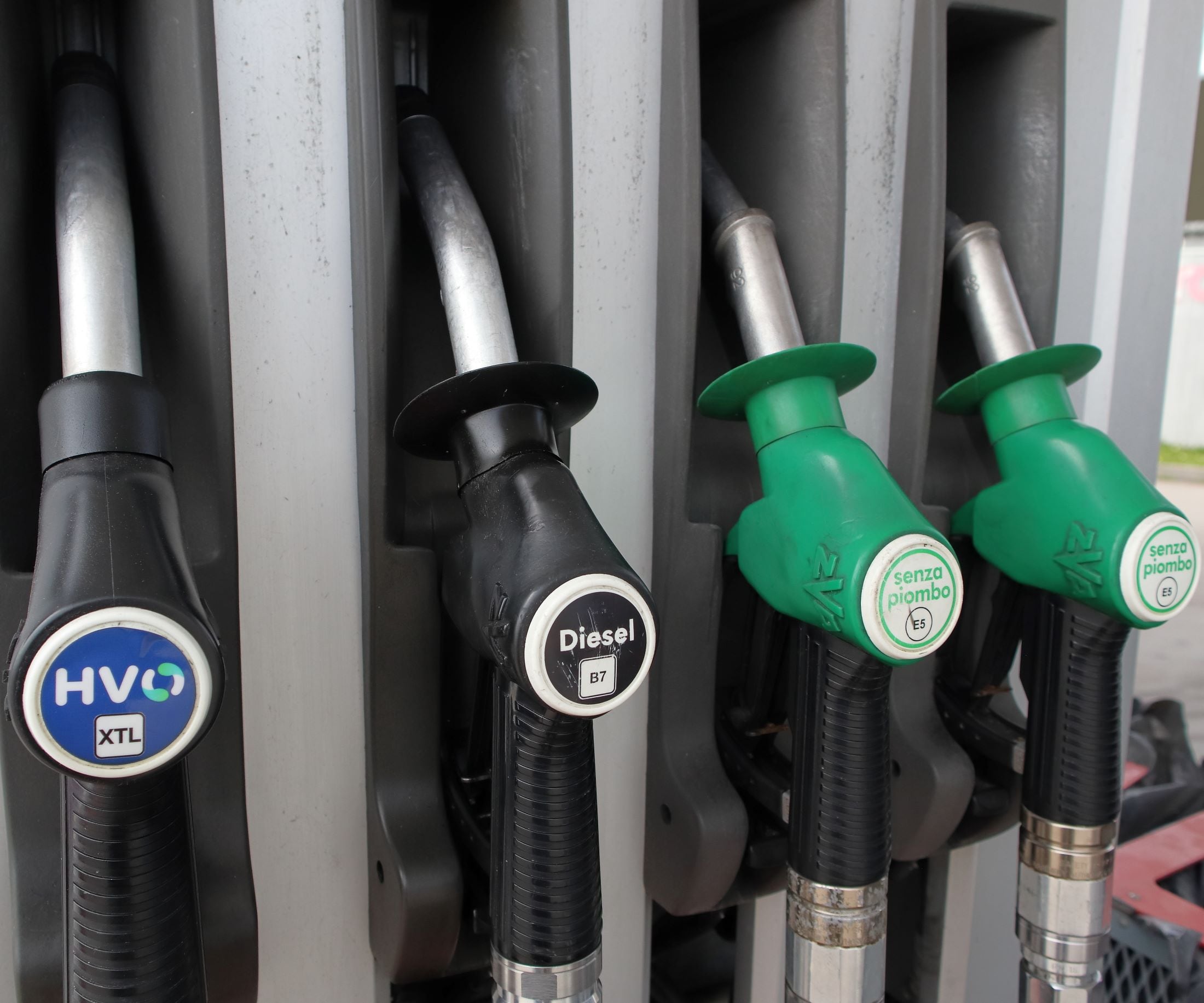 Tankstelle mit angezeigten Diesel- und Benzinpreisen.