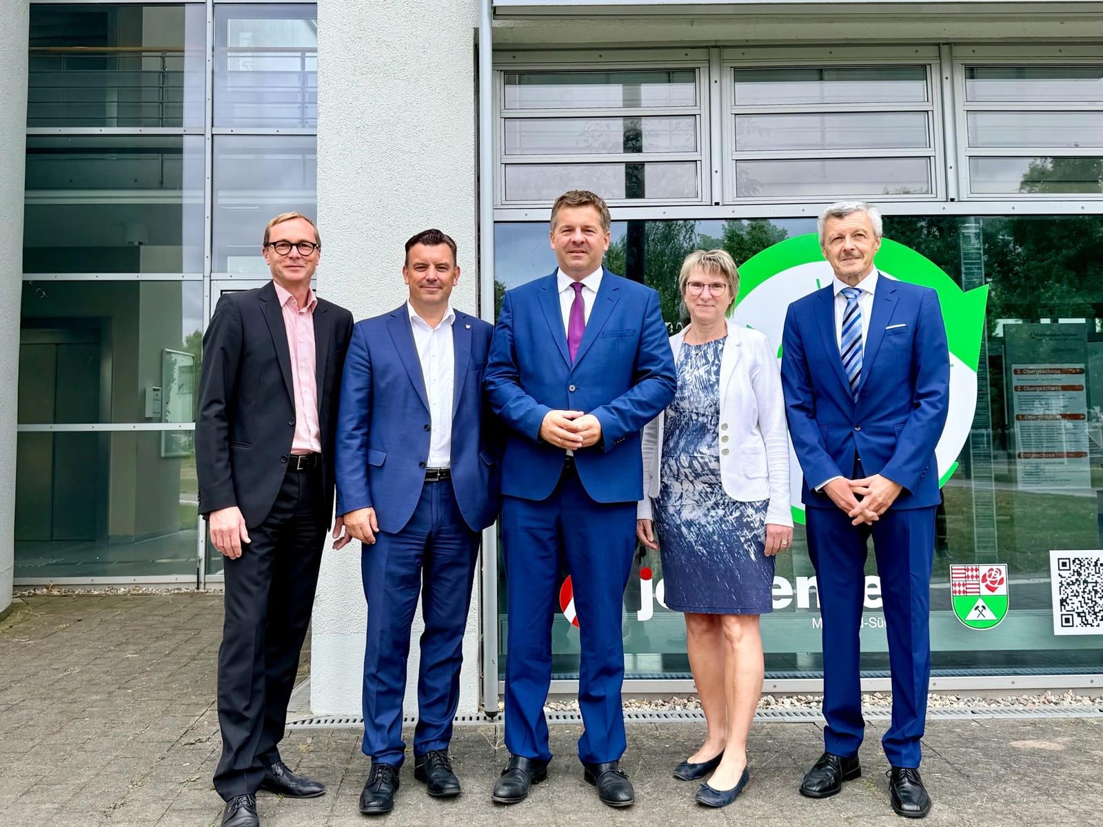 Ministerpräsident Sven Schulze steht vor dem Jobcenter Sangerhausen und informiert sich über die Initiative Bürgerarbeit in Sachsen-Anhalt.
