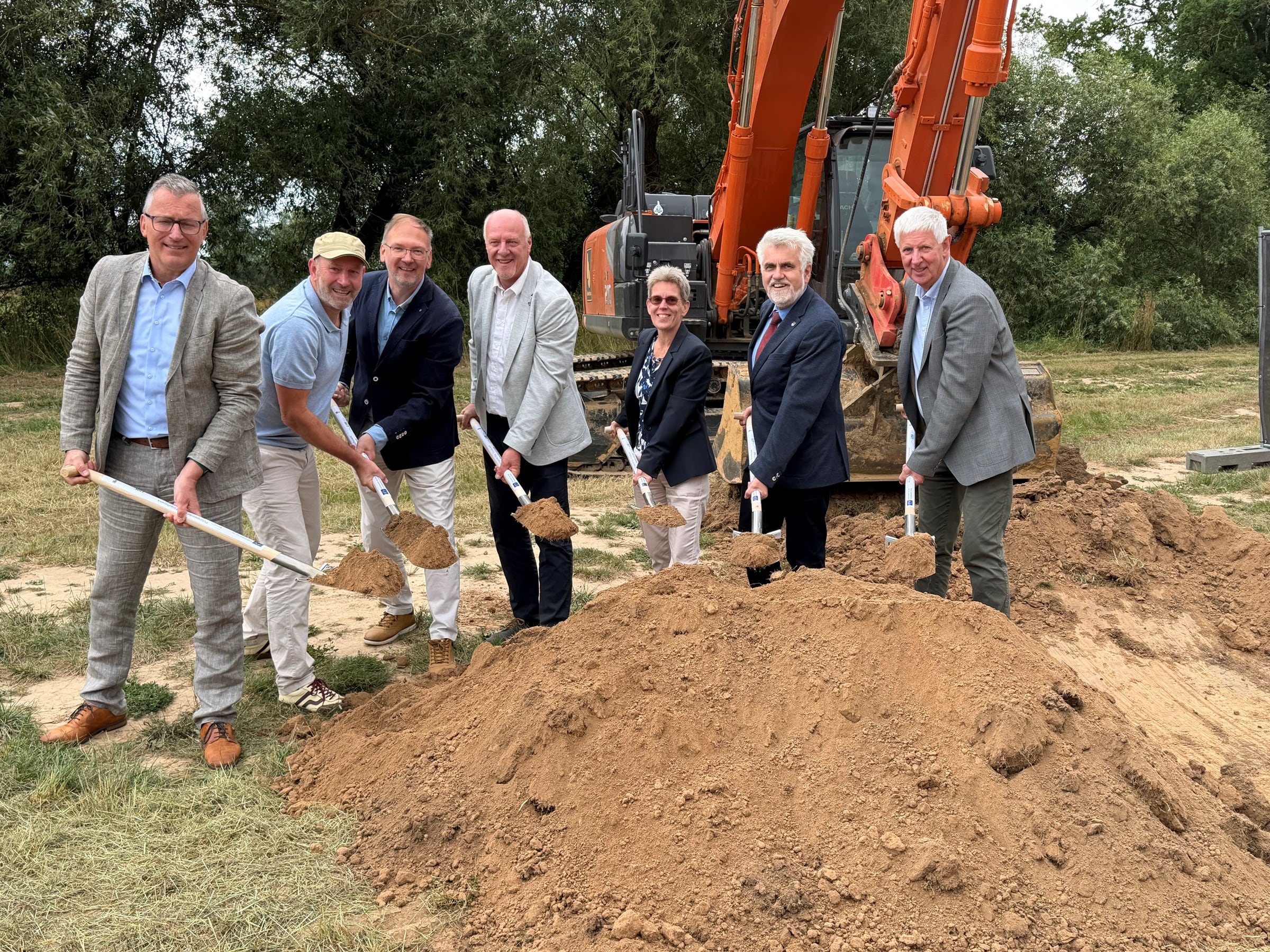 Baustelle des Einlaufbauwerks am Flutpolder Rösa mit Erdarbeiten und Deichanlagen im Landkreis Anhalt-Bitterfeld.