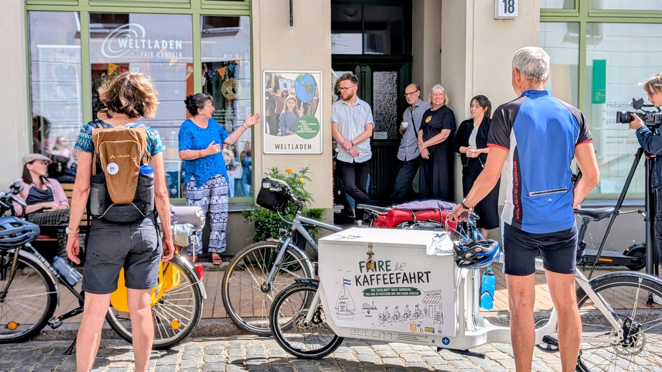 Mit Segelschiff und Fahrrad nach Schwerin: Vergangene Woche erreichte der Segelkaffee den Schweriner Weltladen