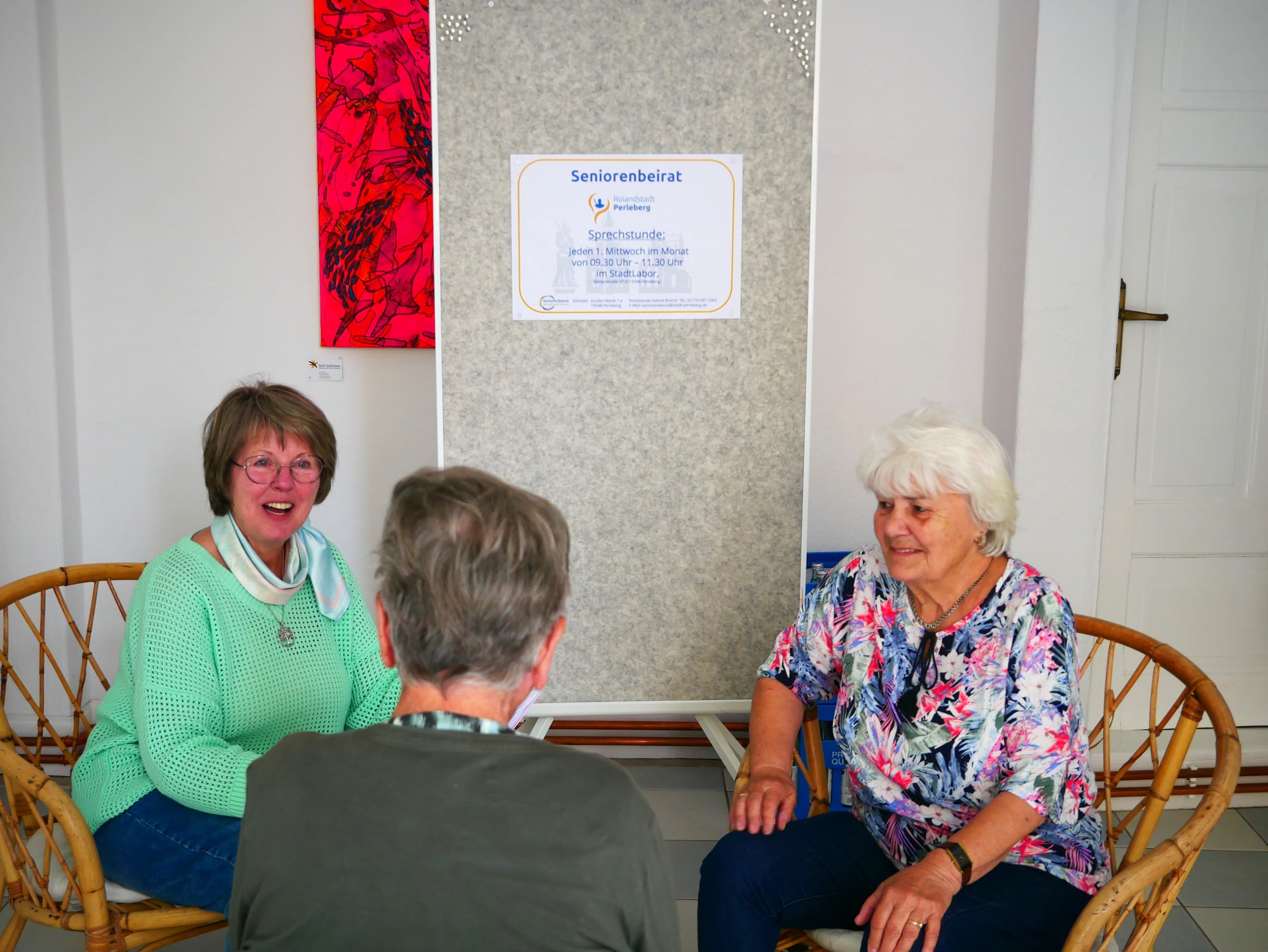 Vorbereiteter Beratungstisch im StadtLabor Perleberg für die Sprechstunde des Seniorenbeirates.