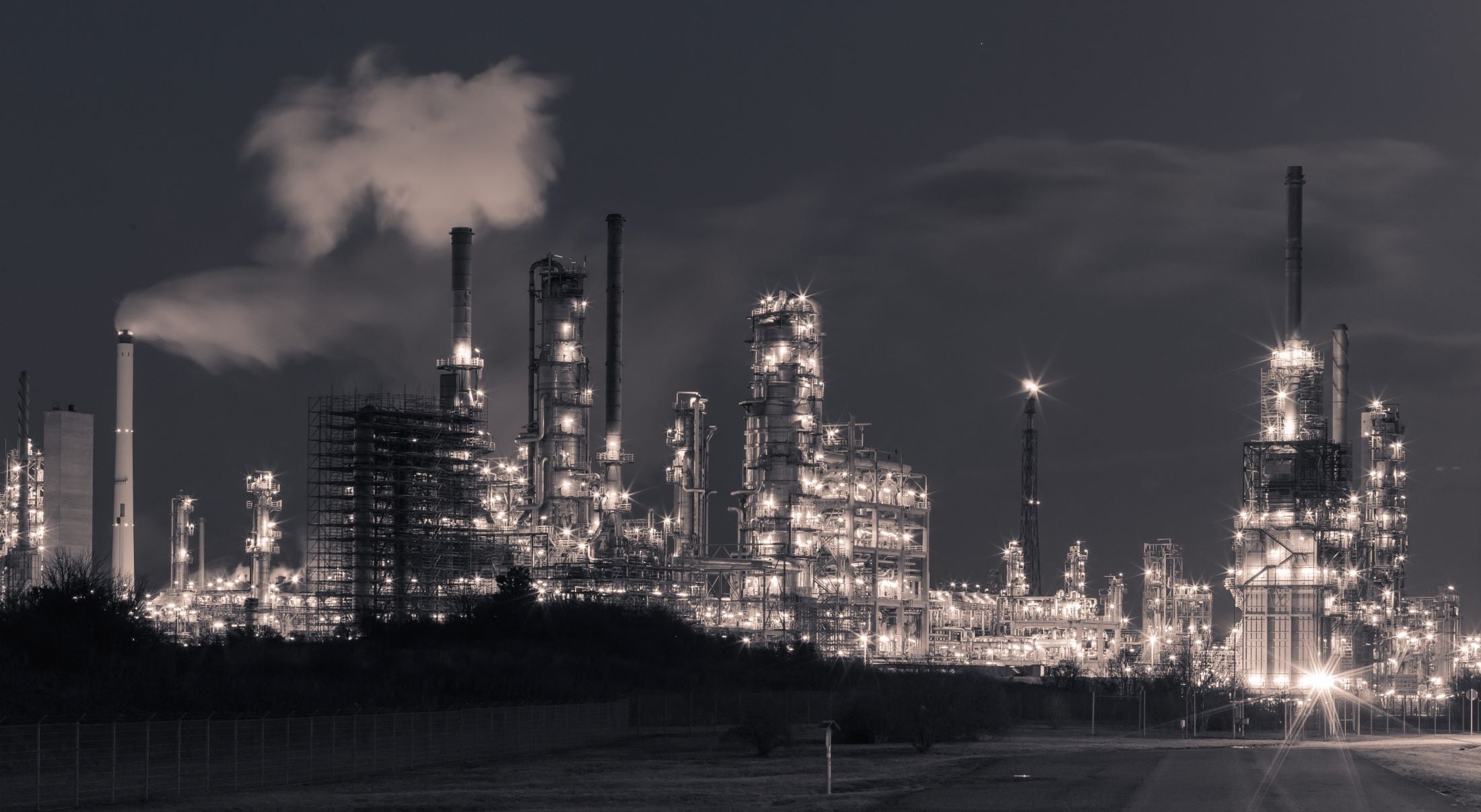 Industrieanlagen und Chemiepark in Leuna in Sachsen-Anhalt als bedeutender Industriestandort des Landes.